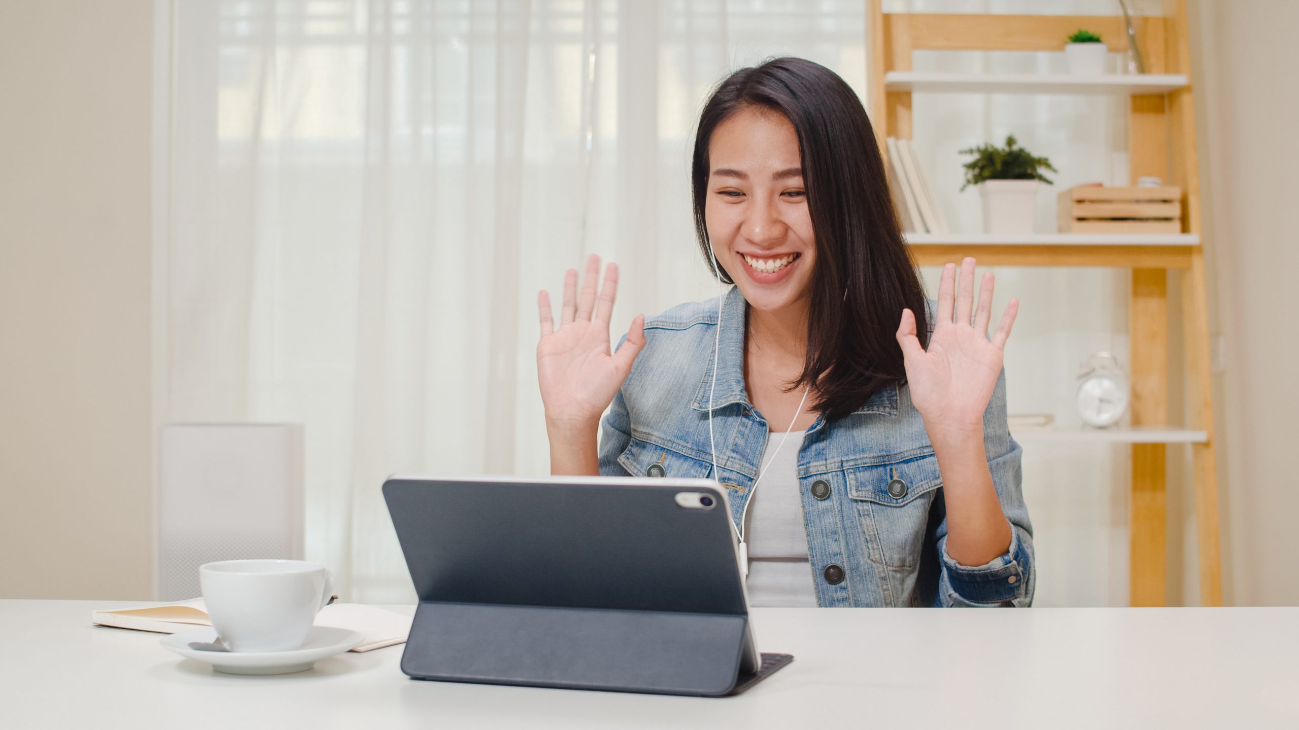 girl on online consultation with pegasus laptop service center in chennai